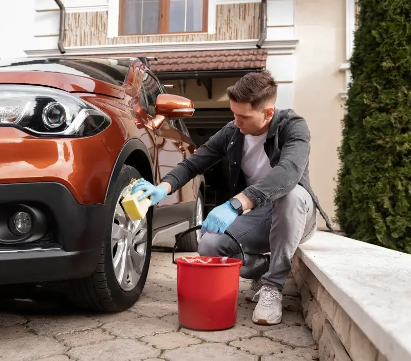 Lavage auto à domicile Fontaine-le-Bourg : professionnel intervenant sur un véhicule